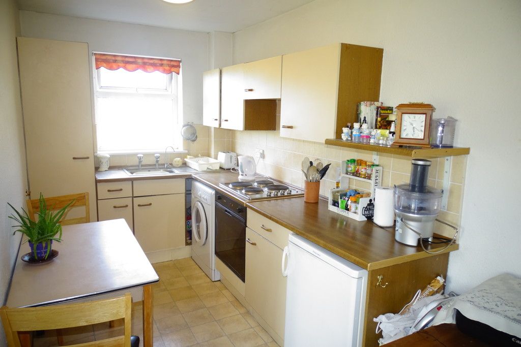 1 bed flat for sale in Canterbury Court, Chaucer Road, Ashford TW15, £210,000