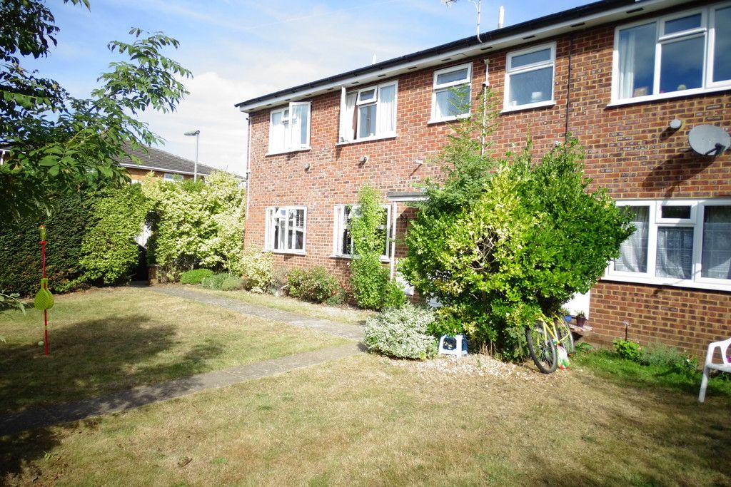 1 bed flat for sale in Canterbury Court, Chaucer Road, Ashford TW15, £210,000