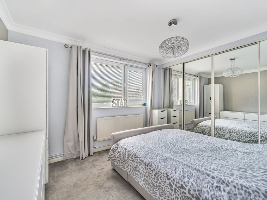 2 bed flat for sale in Weybridge, Surrey KT13, £270,000