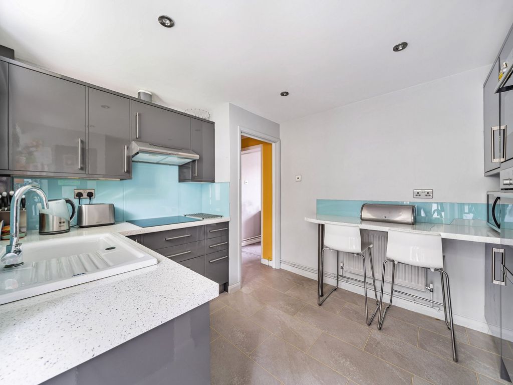 2 bed flat for sale in Weybridge, Surrey KT13, £270,000