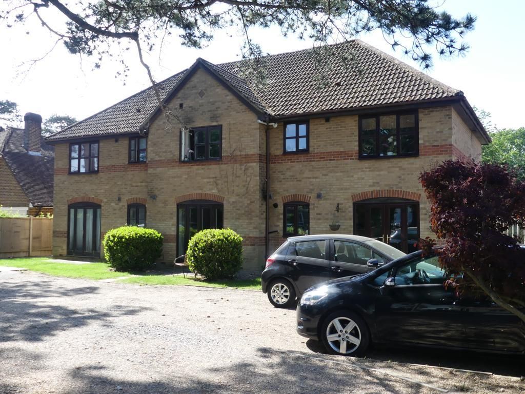 1 bed flat for sale in Ifield Road, Crawley RH11, £175,000