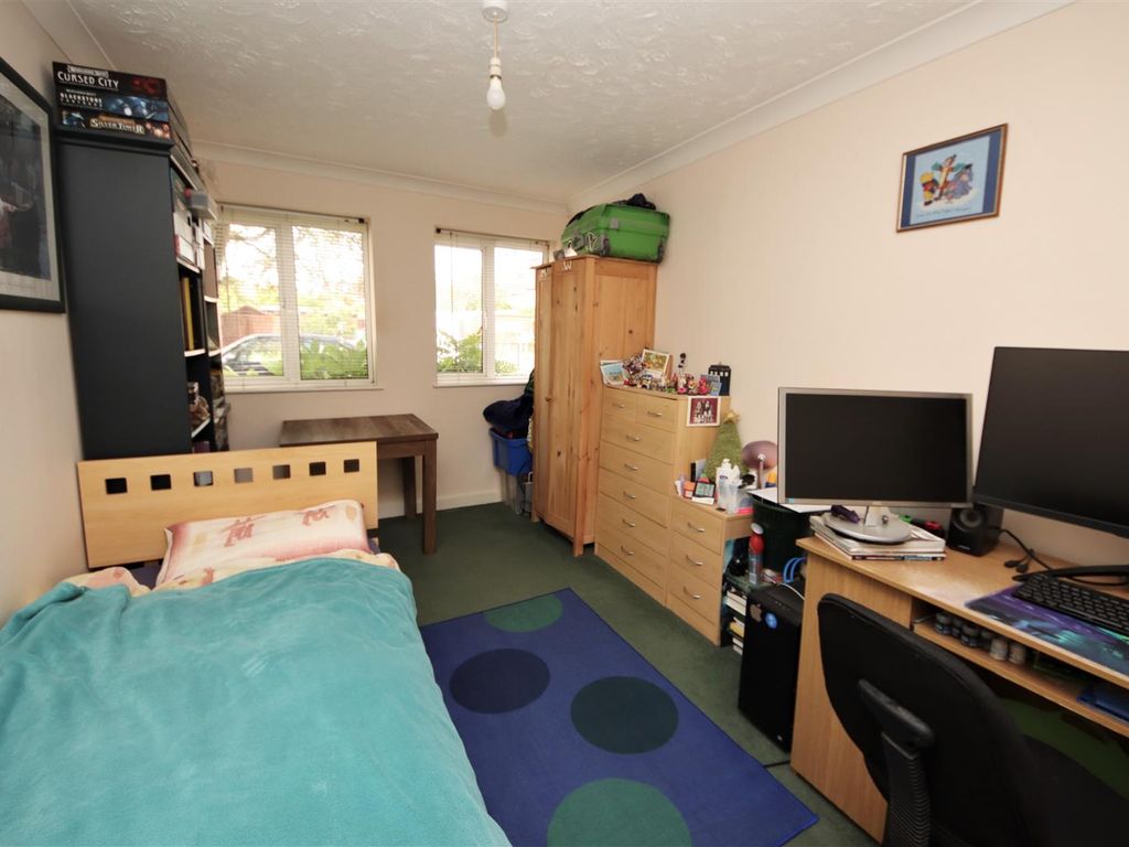 2 bed flat for sale in Elfleda Road, Cambridge CB5, £215,000
