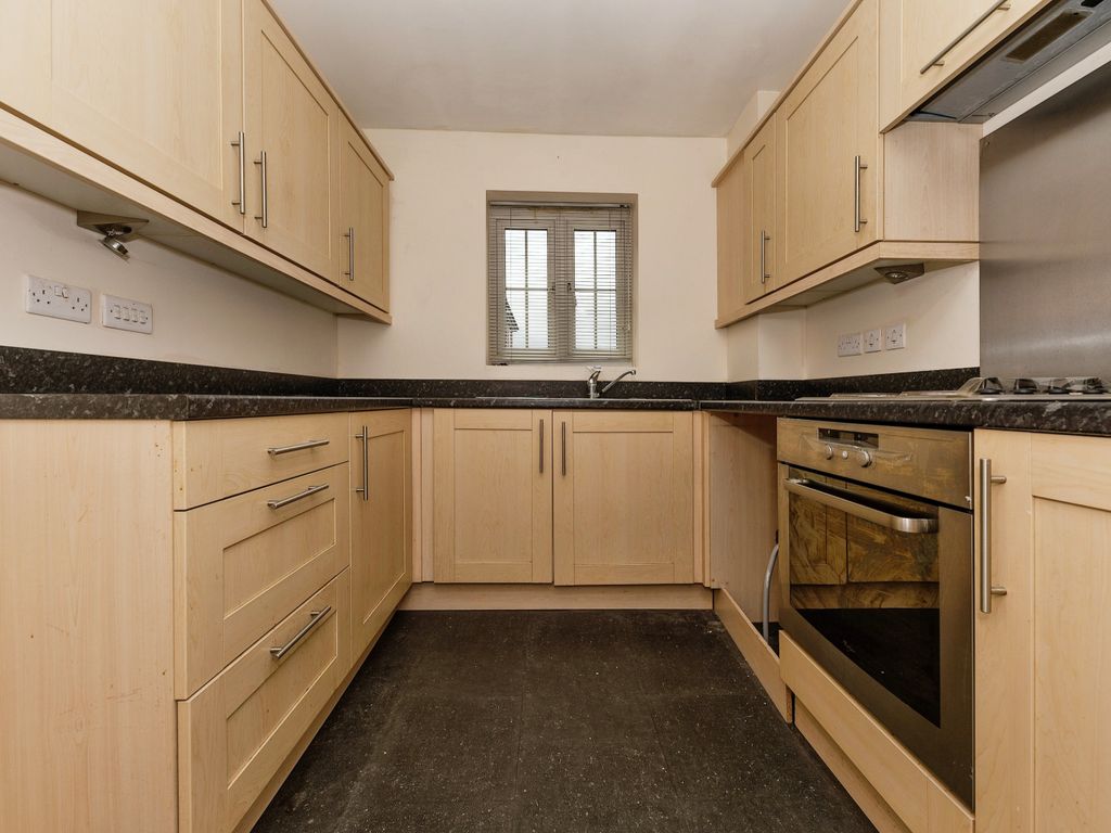 2 bed flat for sale in Watling Gardens, Dunstable, Bedfordshire LU6, £180,500