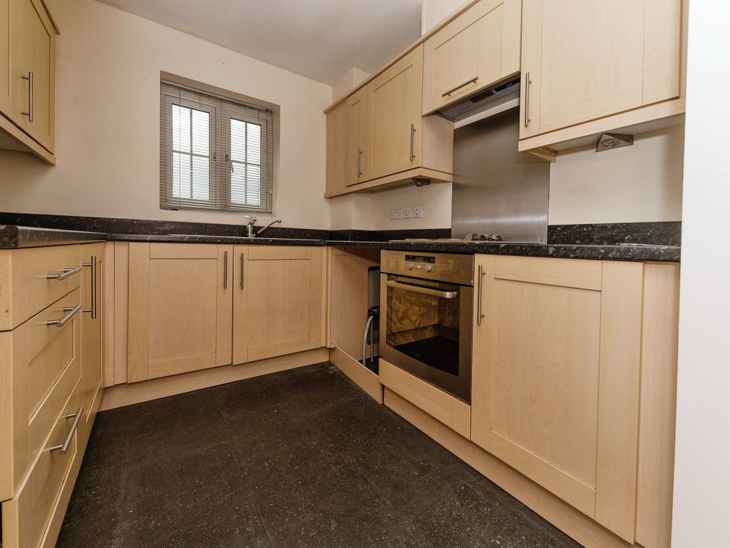 2 bed flat for sale in Watling Gardens, Dunstable, Bedfordshire LU6, £180,500