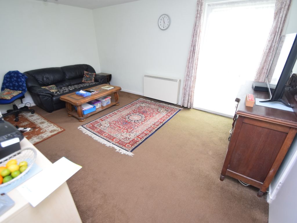 2 bed flat for sale in Frizley Gardens, Frizinghall, Bradford, West Yorkshire BD9, £85,000