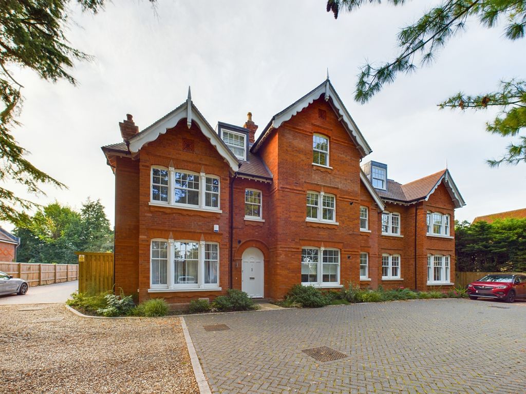 2 bed flat for sale in Amersham Road, High Wycombe HP13, £325,000