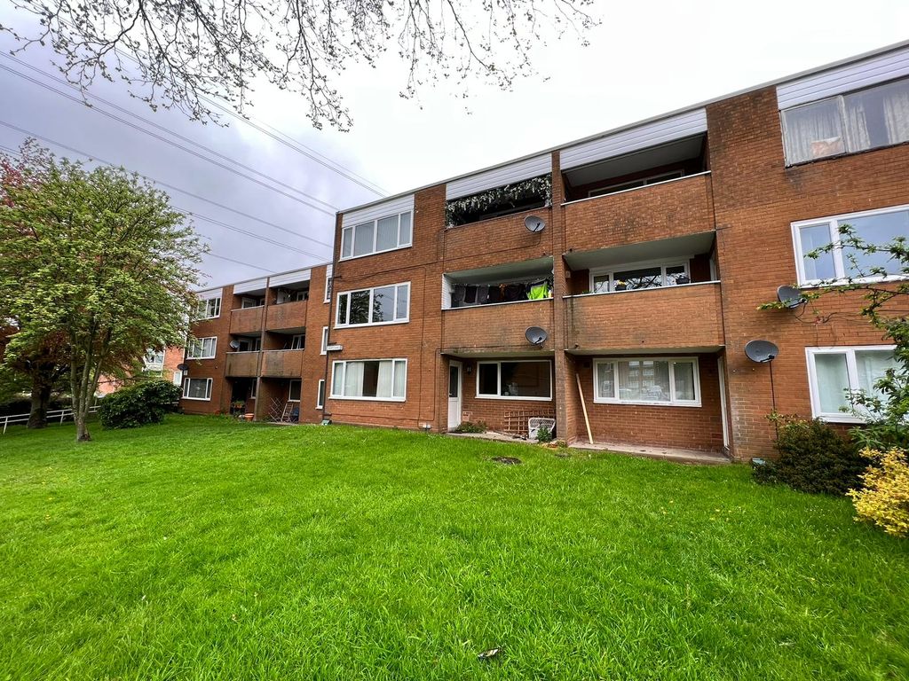 2 bed flat for sale in Binswood Road, Halesowen, West Midlands B62, £115,000