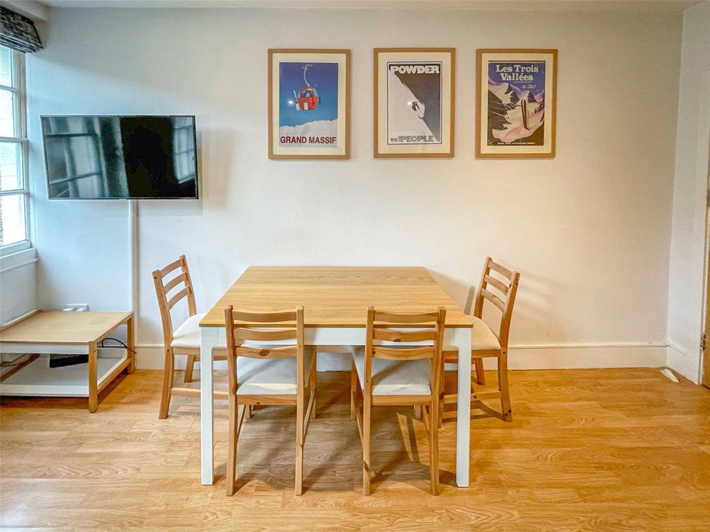 2 bed flat for sale in All Saints Court, Bristol BS1, £260,000