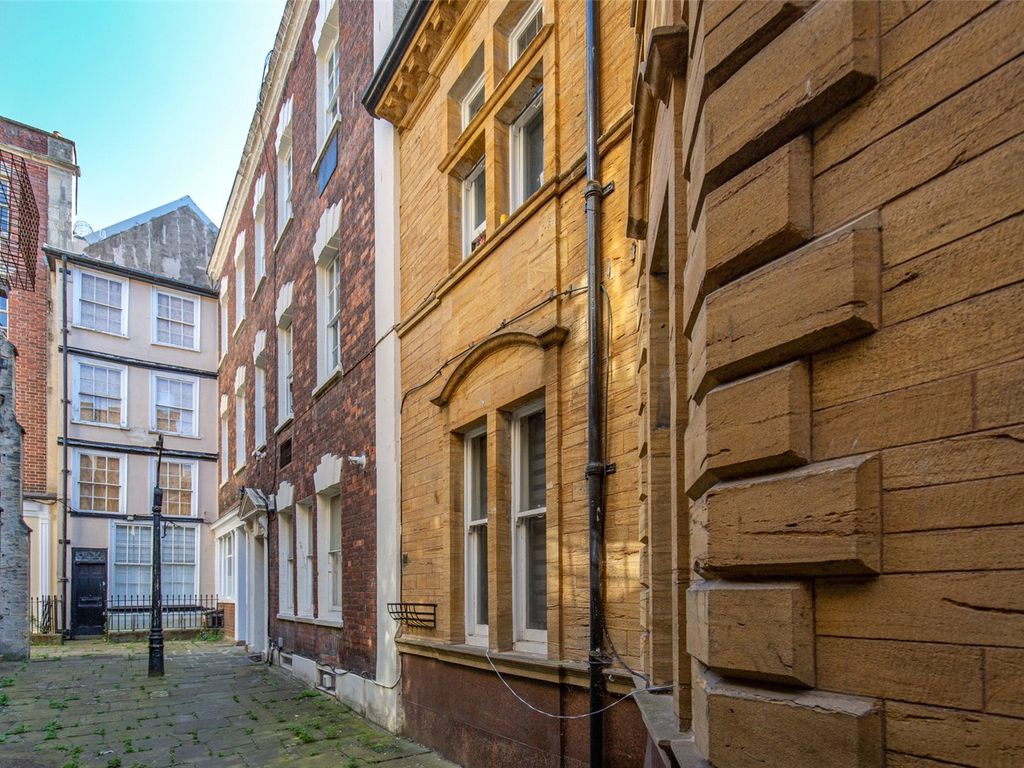 2 bed flat for sale in All Saints Court, Bristol BS1, £260,000