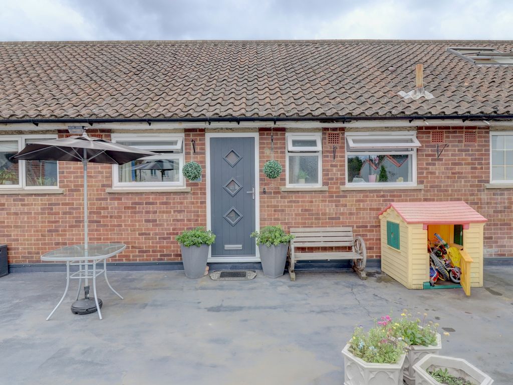 2 bed flat for sale in High Street, Princes Risborough, Buckinghamshire HP27, £225,000