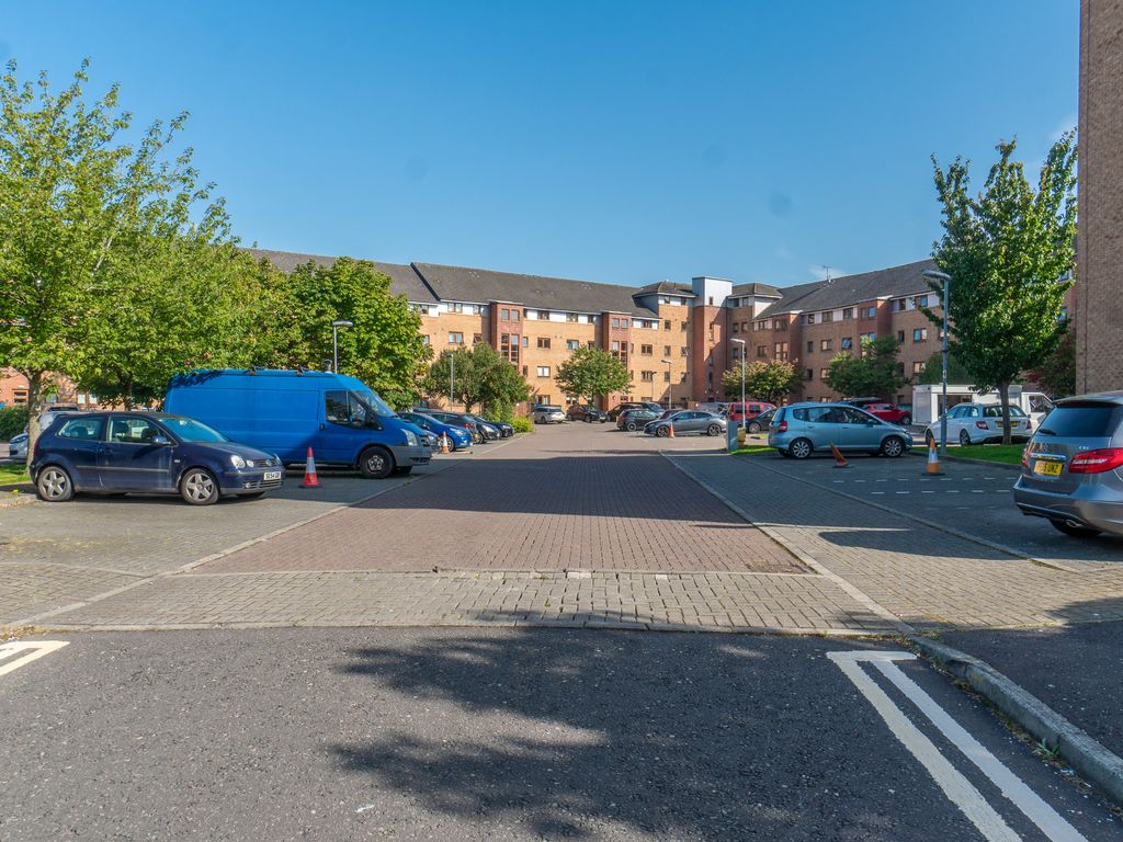 2 bed flat for sale in Craighall Road, Glasgow G4, £136,000
