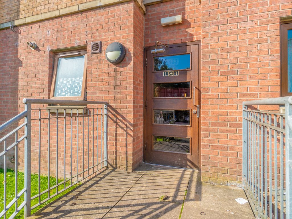 2 bed flat for sale in Craighall Road, Glasgow G4, £136,000