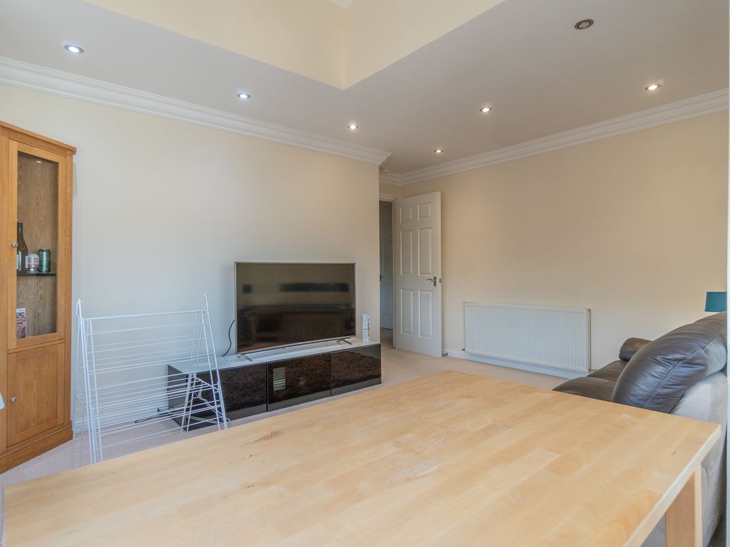 2 bed flat for sale in Craighall Road, Glasgow G4, £136,000