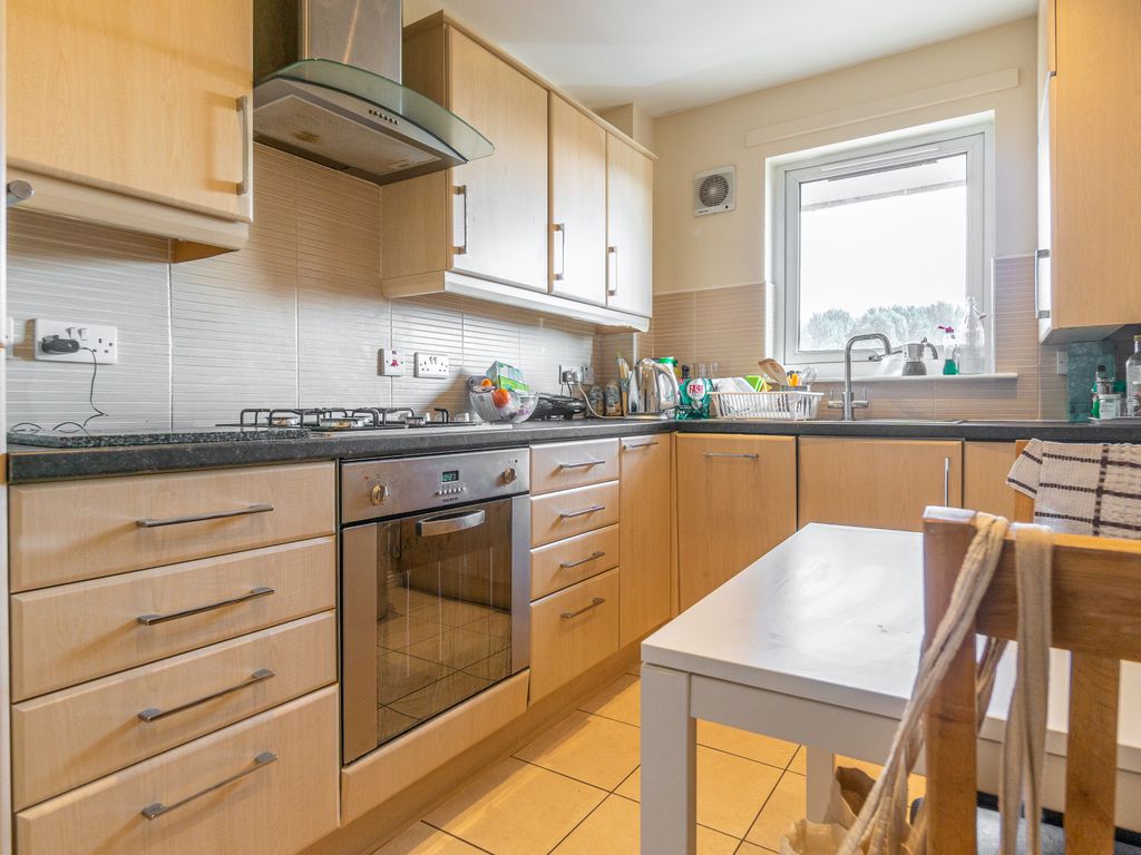 2 bed flat for sale in Craighall Road, Glasgow G4, £136,000