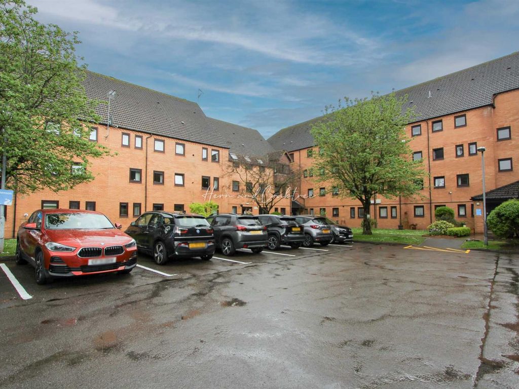 2 bed flat for sale in Wordsworth Avenue, Roath, Cardiff CF24, £100,000