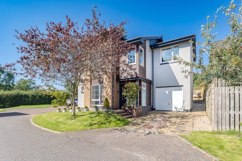 4 bed detached house for sale in Broadwood View, Auchterarder PH3, £275,000