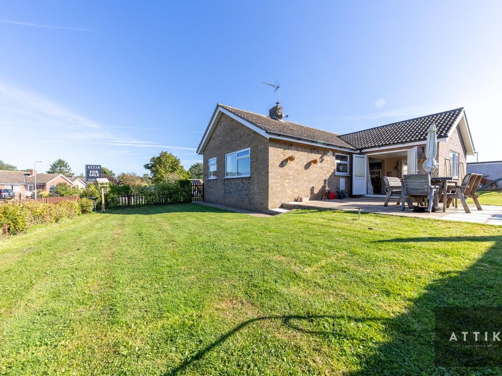 4 bed detached bungalow for sale in Hemmant Way, Gillingham, Beccles NR34, £325,000