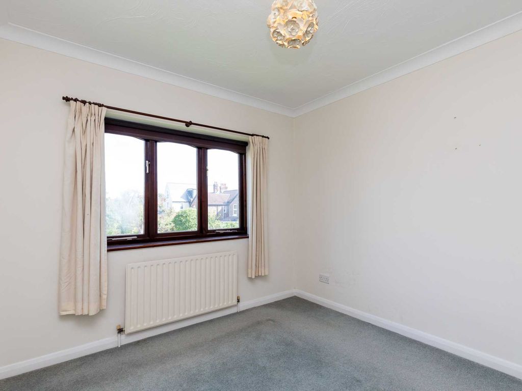 1 bed flat for sale in Brighton Road, Horsham RH13, £200,000