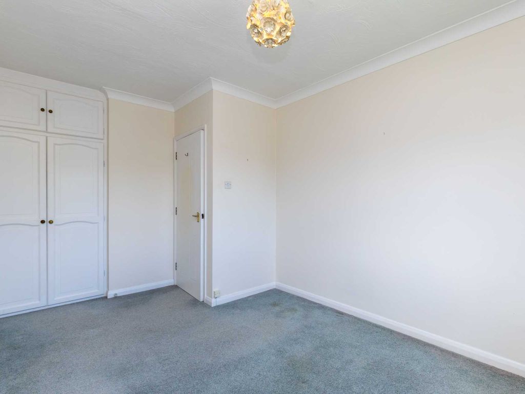 1 bed flat for sale in Brighton Road, Horsham RH13, £200,000