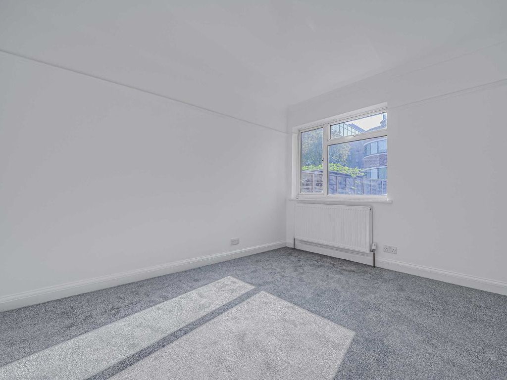 1 bed flat for sale in Connell Crescent, London W5, £325,000