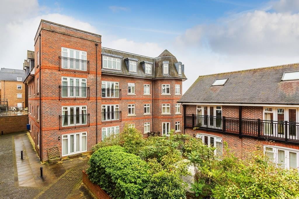 2 bed flat for sale in Leret Way, Leatherhead KT22, £300,000