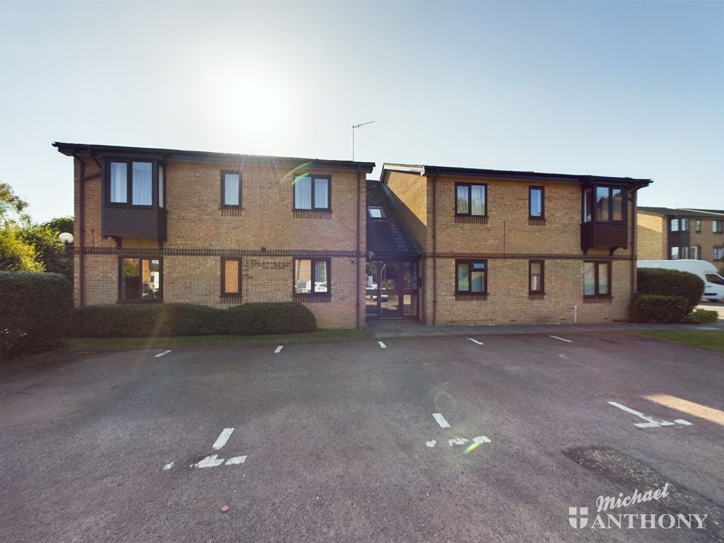 2 bed flat for sale in Poets Chase, Aylesbury, Buckinghamshire HP21, £190,000