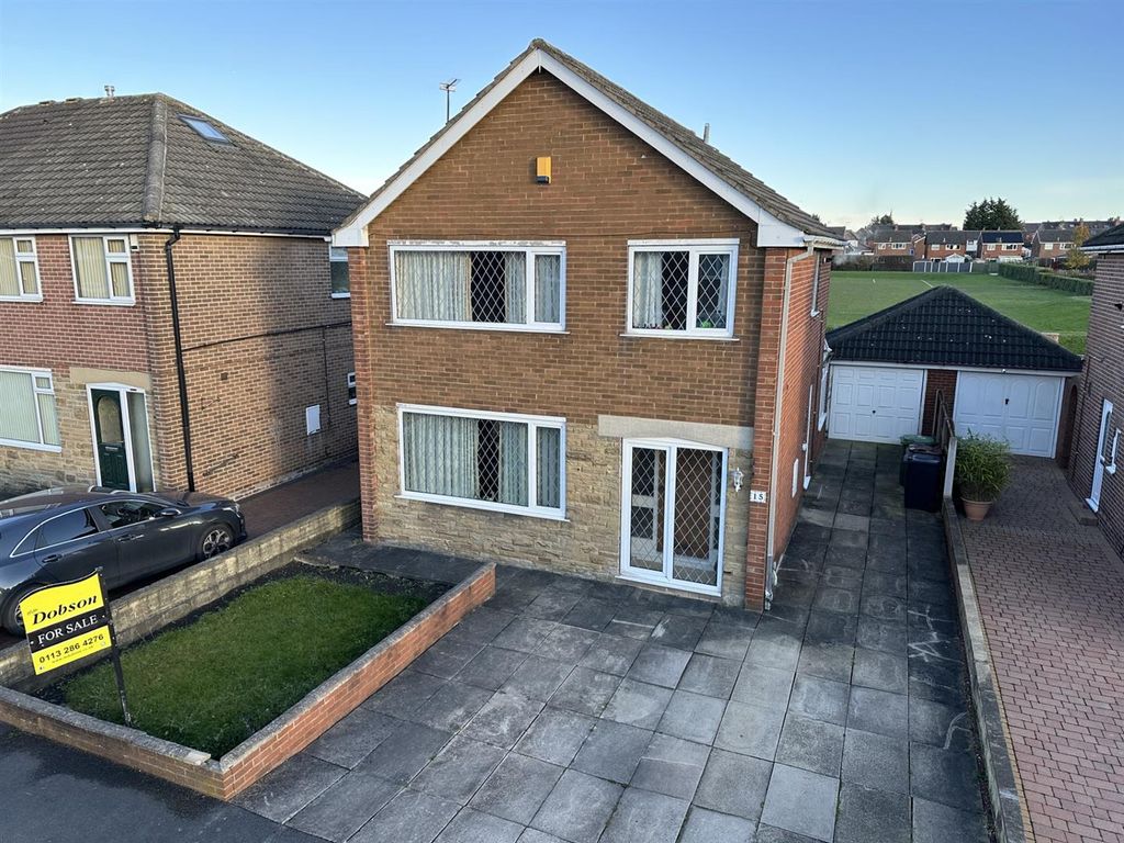 3 bed detached house for sale in Farfield Court, Garforth, Leeds LS25, £300,000