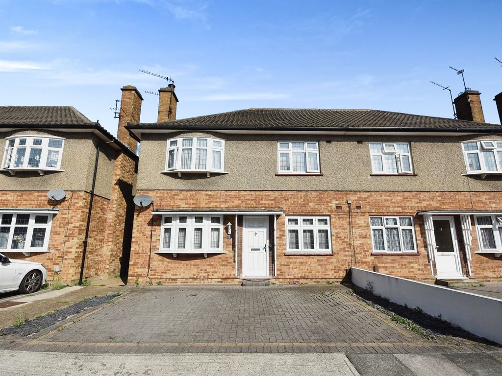 2 bed maisonette for sale in Chalforde Gardens, Gidea Park, Romford RM2, £325,000