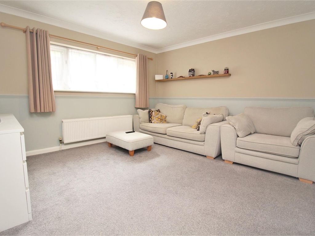 1 bed flat for sale in Armour Hill, Tilehurst, Reading RG31, £175,000