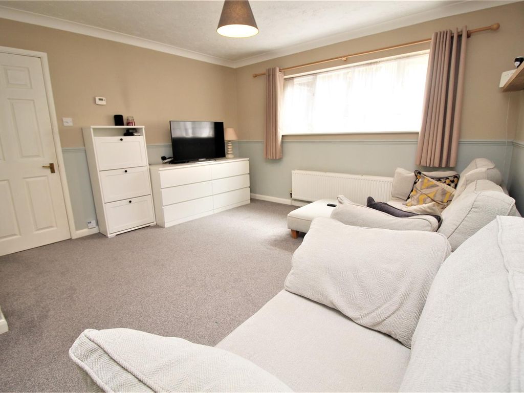 1 bed flat for sale in Armour Hill, Tilehurst, Reading RG31, £175,000
