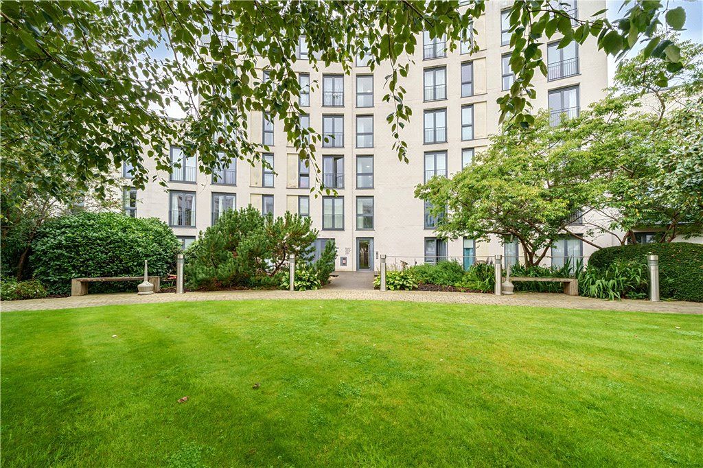 2 bed flat for sale in The Hayes, Cardiff City Centre, Cardiff CF10, £260,000