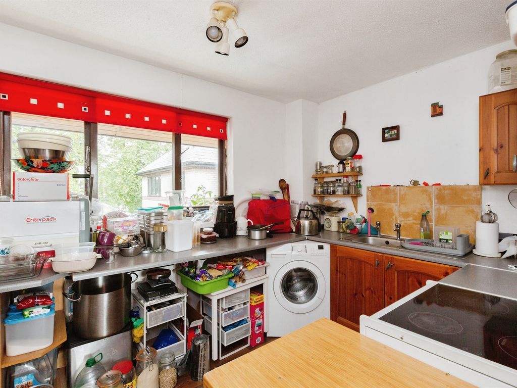 2 bed flat for sale in Stanley Court, Olney MK46, £195,000