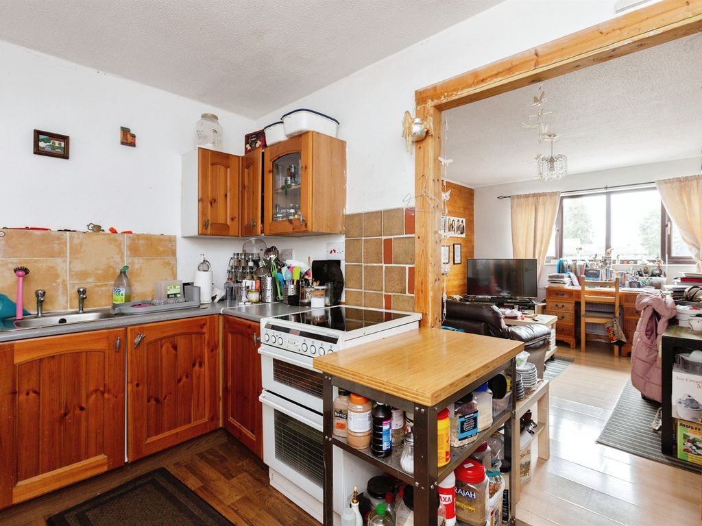 2 bed flat for sale in Stanley Court, Olney MK46, £195,000