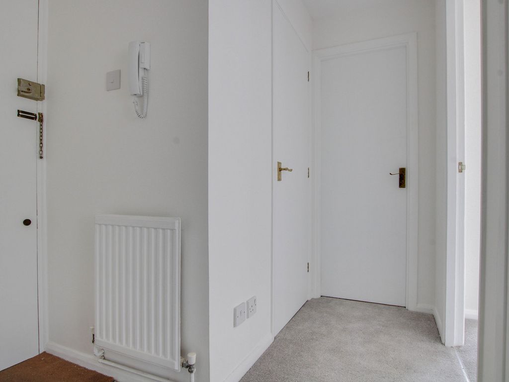 1 bed flat for sale in Box Close, Steeple View SS15, £180,000