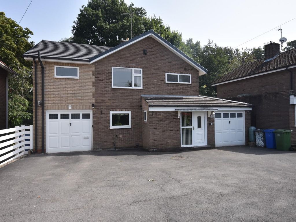 3 bed detached house for sale in Glenthorne Close, Brampton, Chesterfield S40, £300,000