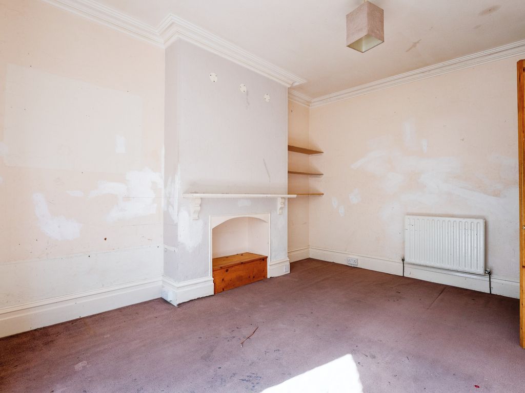 5 bed flat for sale in Middleton Street, Llandrindod Wells LD1, £130,000