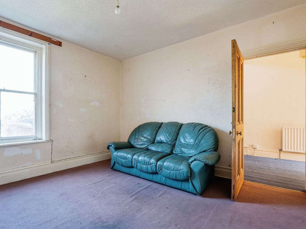 5 bed flat for sale in Middleton Street, Llandrindod Wells LD1, £130,000