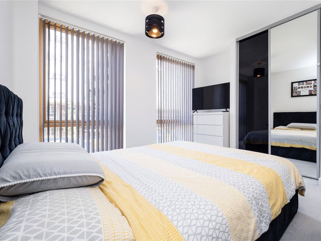 1 bed flat for sale in Fielders Crescent, Barking IG11, £240,000
