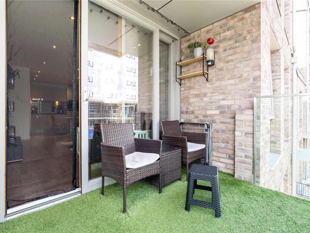 1 bed flat for sale in Fielders Crescent, Barking IG11, £240,000