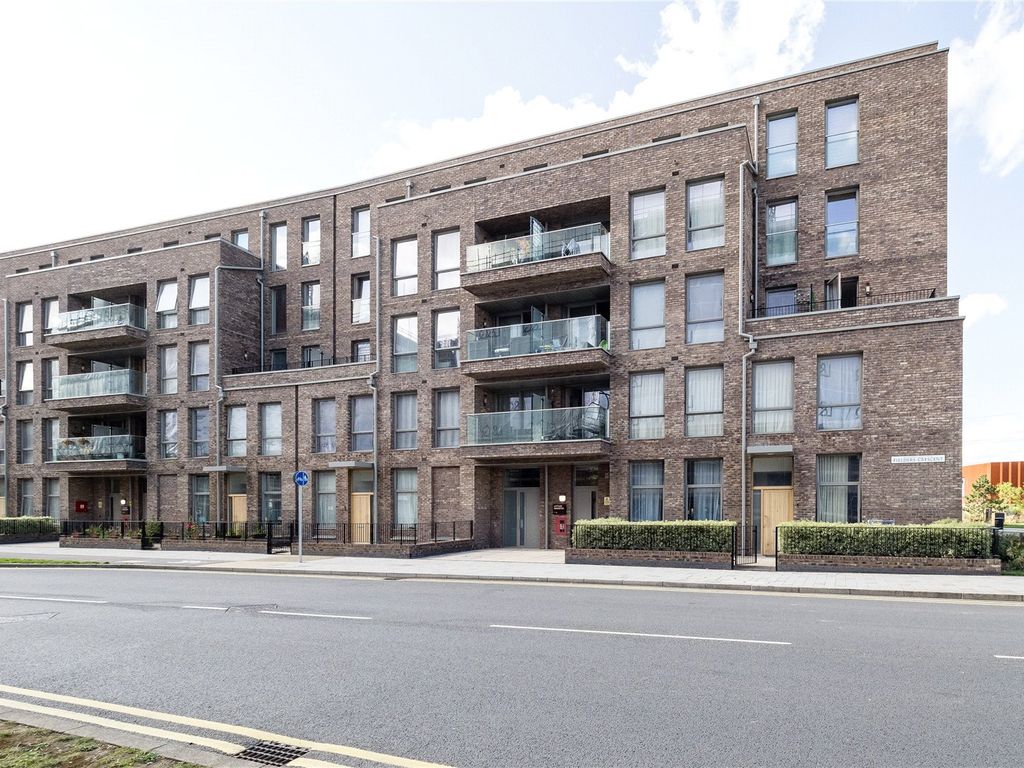 1 bed flat for sale in Fielders Crescent, Barking IG11, £240,000