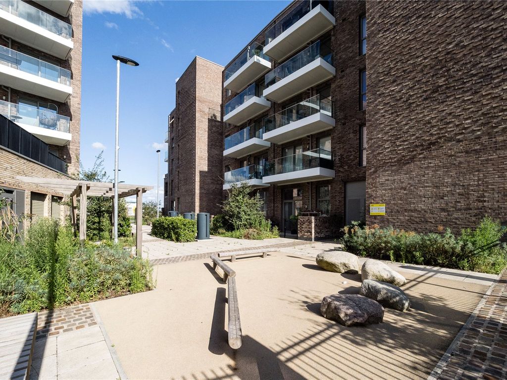 1 bed flat for sale in Fielders Crescent, Barking IG11, £240,000