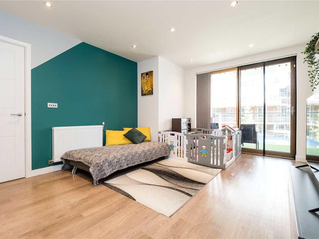 1 bed flat for sale in Fielders Crescent, Barking IG11, £240,000