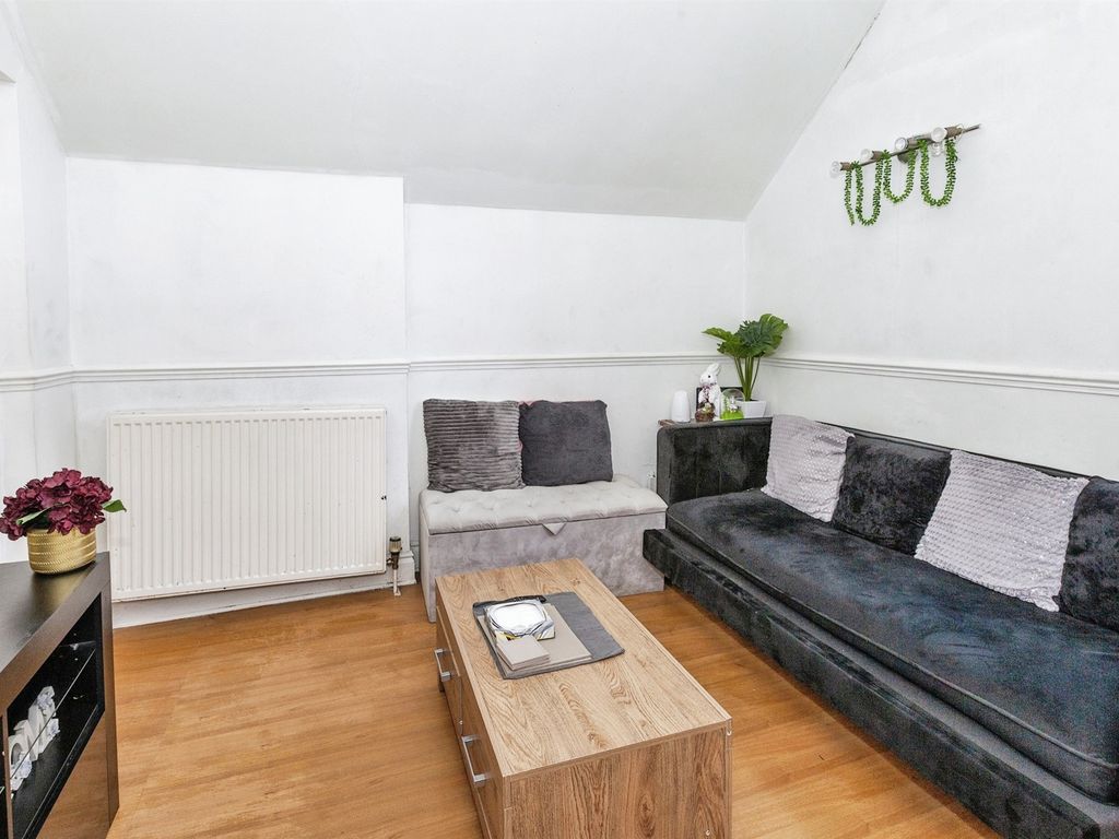 1 bed flat for sale in Upton Park, Slough SL1, £170,000