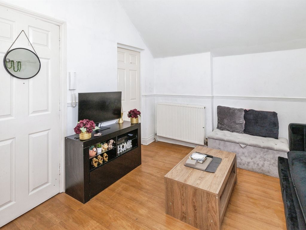 1 bed flat for sale in Upton Park, Slough SL1, £170,000