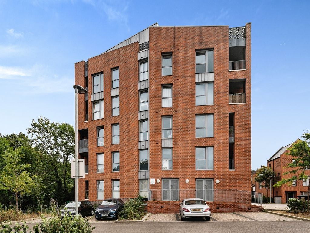 2 bed flat for sale in Repton Road, Hertford SG14, £150,000
