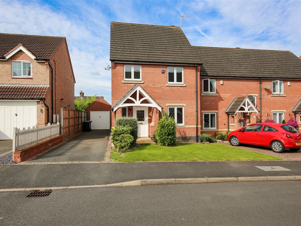 3 bed town house for sale in Knighton Close, Hasland, Chesterfield S41, £240,000