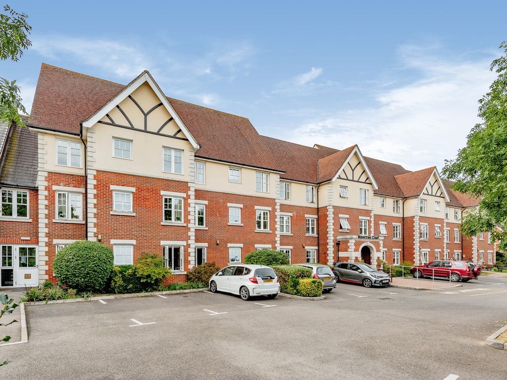 1 bed flat for sale in Massetts Road, Horley RH6, £105,000