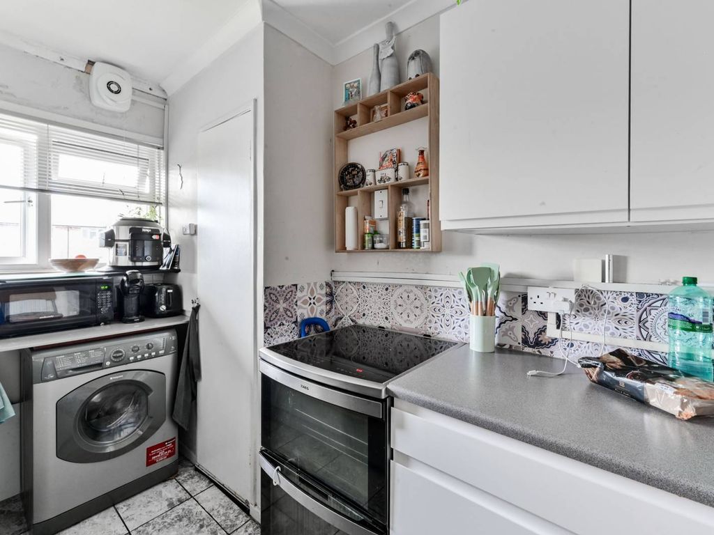 1 bed flat for sale in Crosbie House, Prospect Hill, Walthamstow, London E17, £205,000