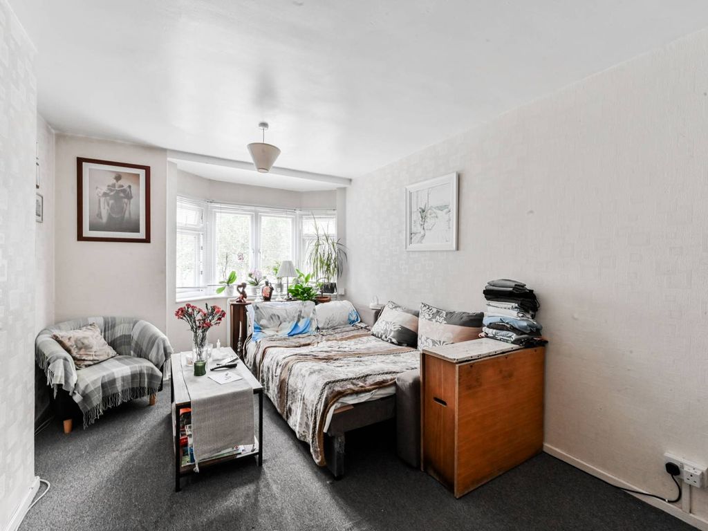1 bed flat for sale in Crosbie House, Prospect Hill, Walthamstow, London E17, £205,000