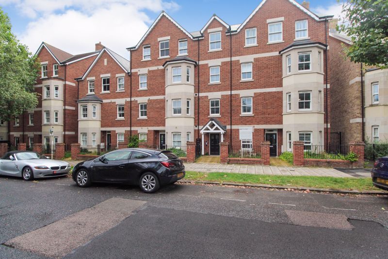2 bed flat for sale in Cornwall House, Warwick Avenue, Bedford MK40, £61,250